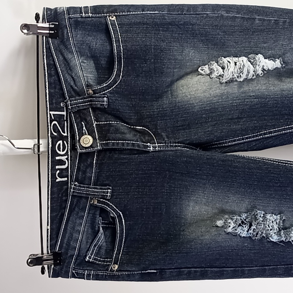 rue 21 Distressed Jean Capris 7/8 - Picture 7 of 16